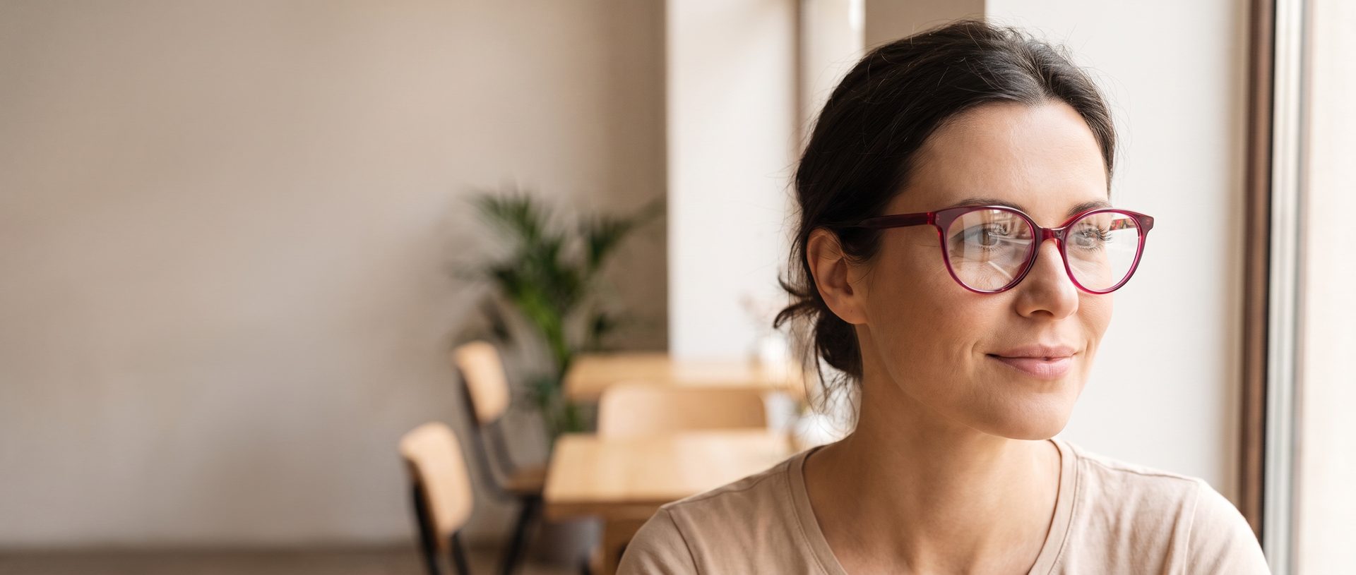 Woman in a café wearing Agatha Ruiz de la Prada optical frames
